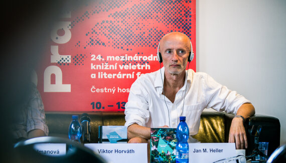 Lidé nechtějí být nezávislými občany, ale chtějí zůstat vazaly, o jejichž blahobyt se stará "vedoucí činitel"